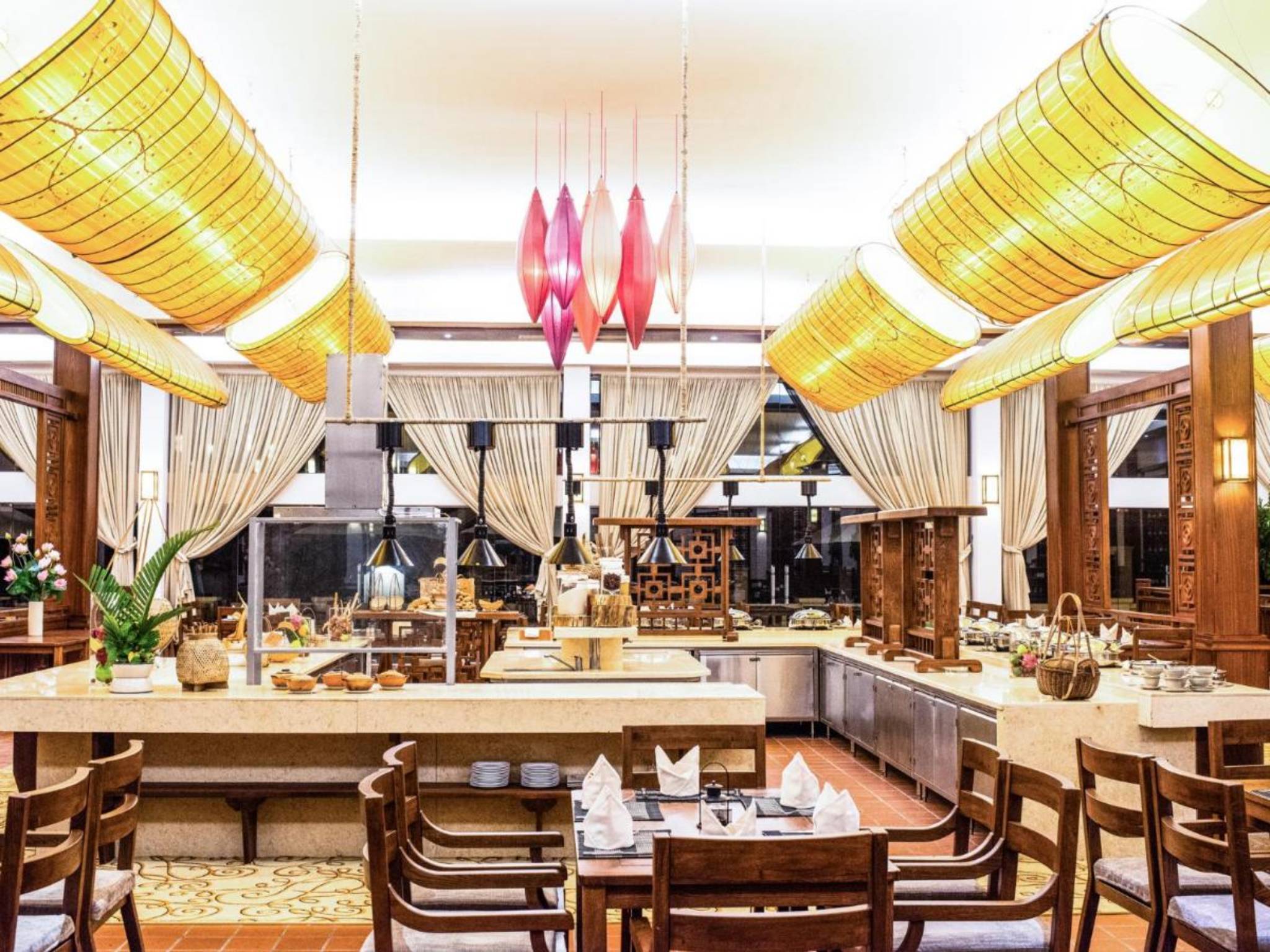 Không gian nhà hàng tại Emeralda Resort Ninh Binh