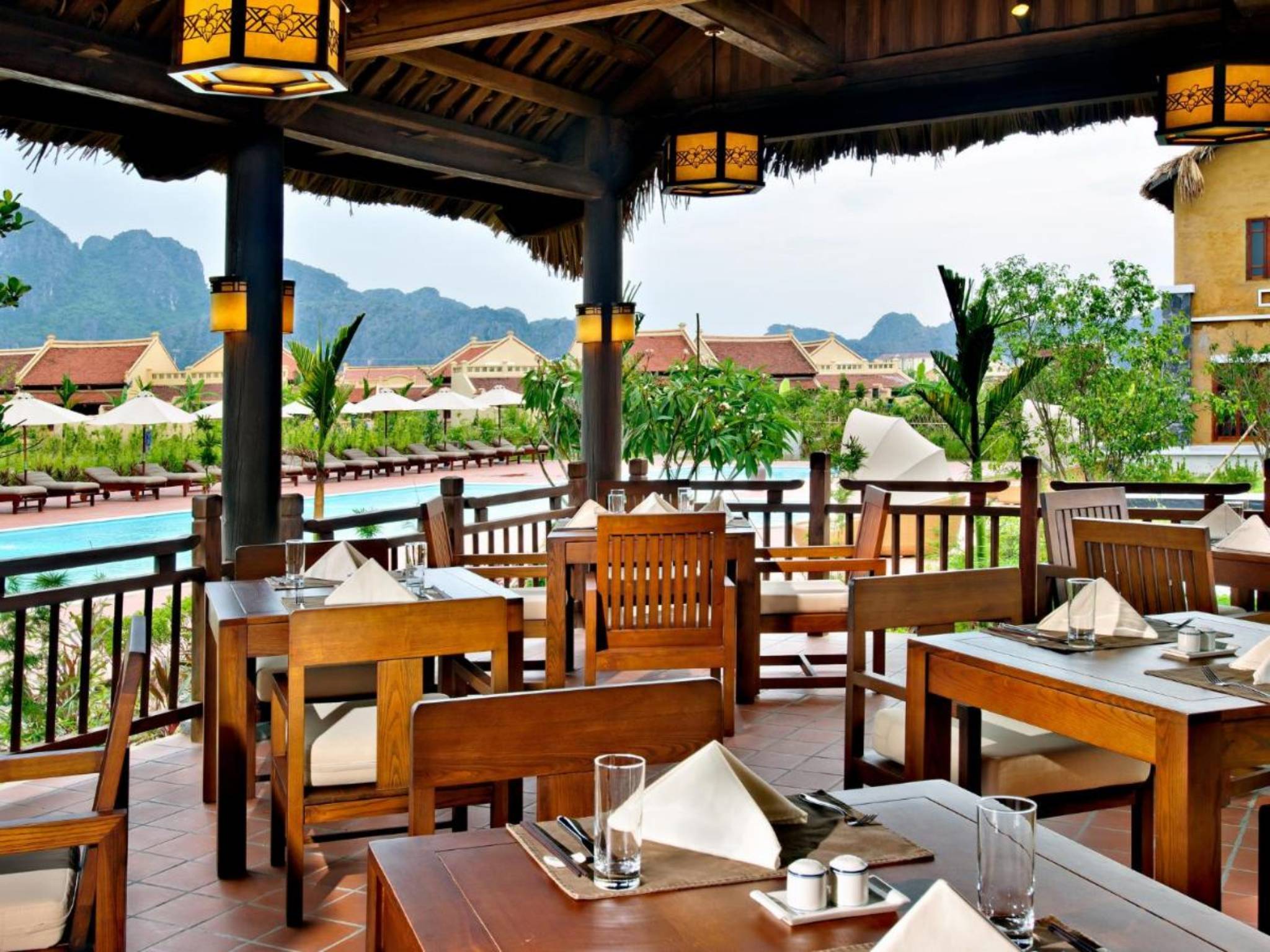 Không gian nhà hàng tại Emeralda Resort Ninh Binh
