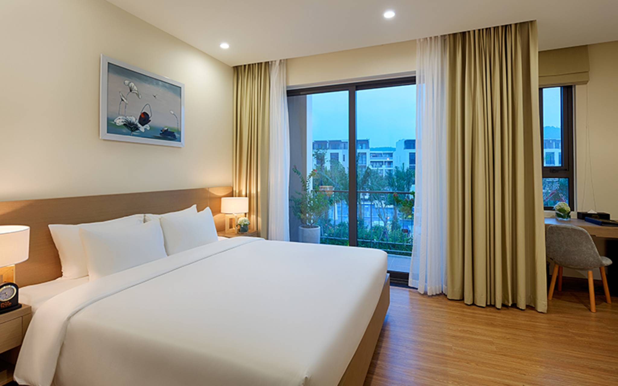 Phòng Deluxe Garden View tại Royal Lotus Halong Resort & Villas