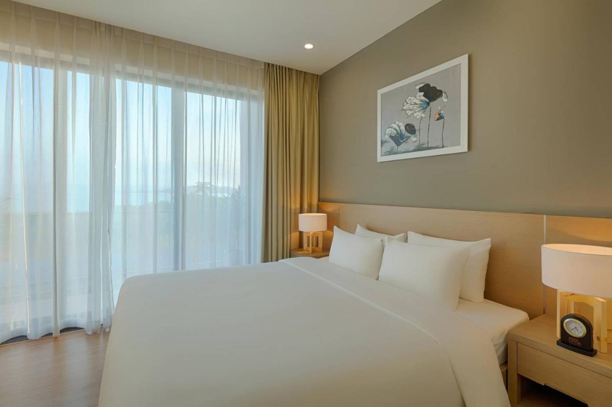 Phòng deluxe hướng biển tại Royal Lotus Halong Resort & Villas