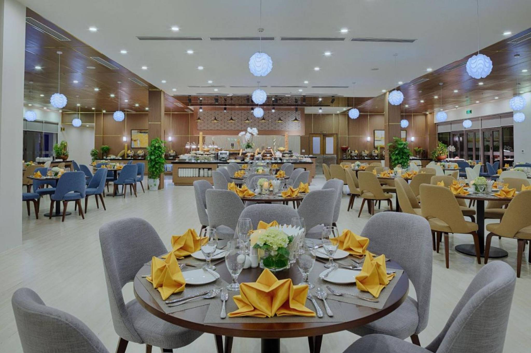 Không gian nhà hàng tại Royal Lotus Halong Resort & Villas
