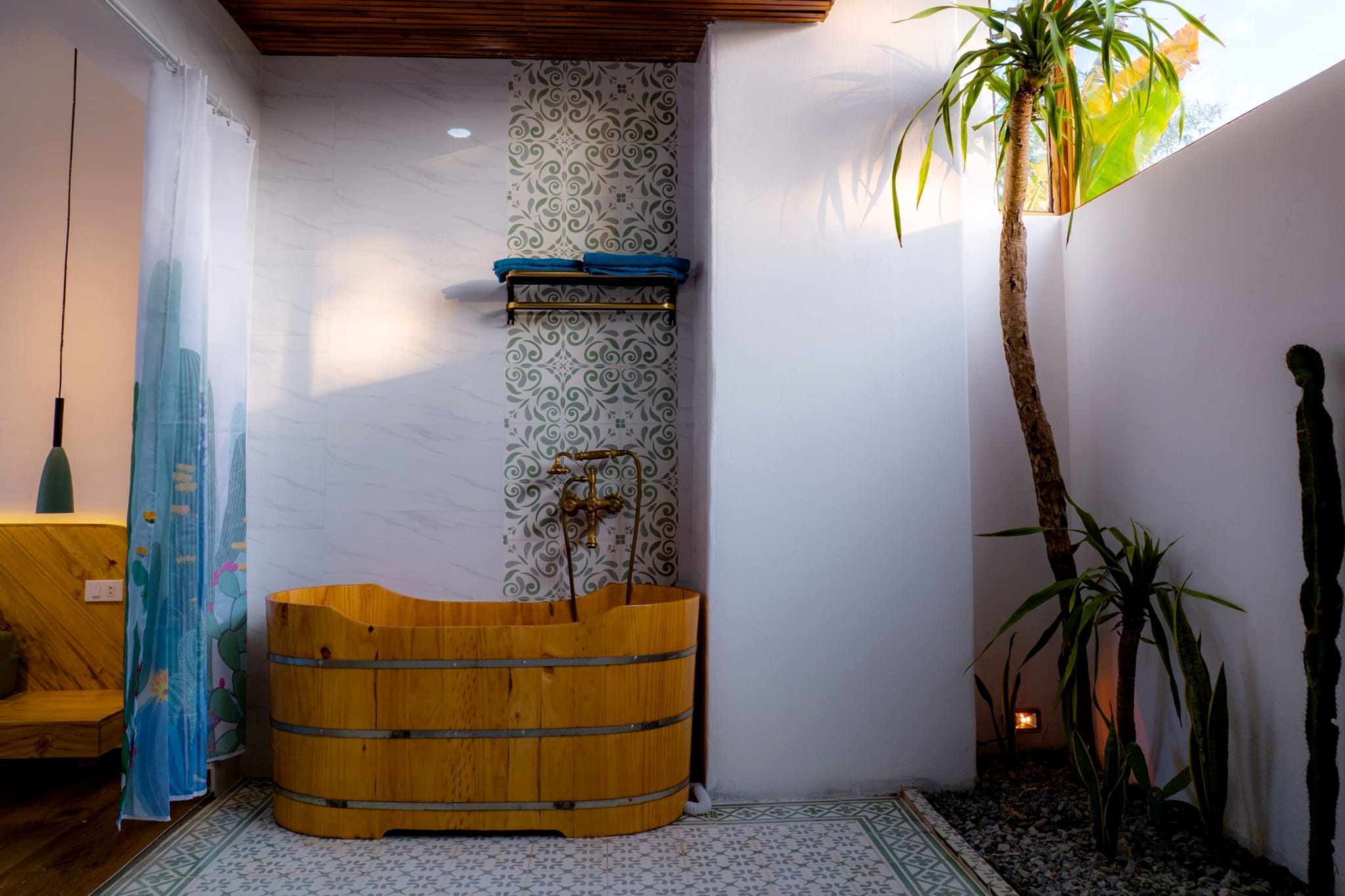 Bồn tắm gỗ cực "chill' tại Green Town Mộc Châu